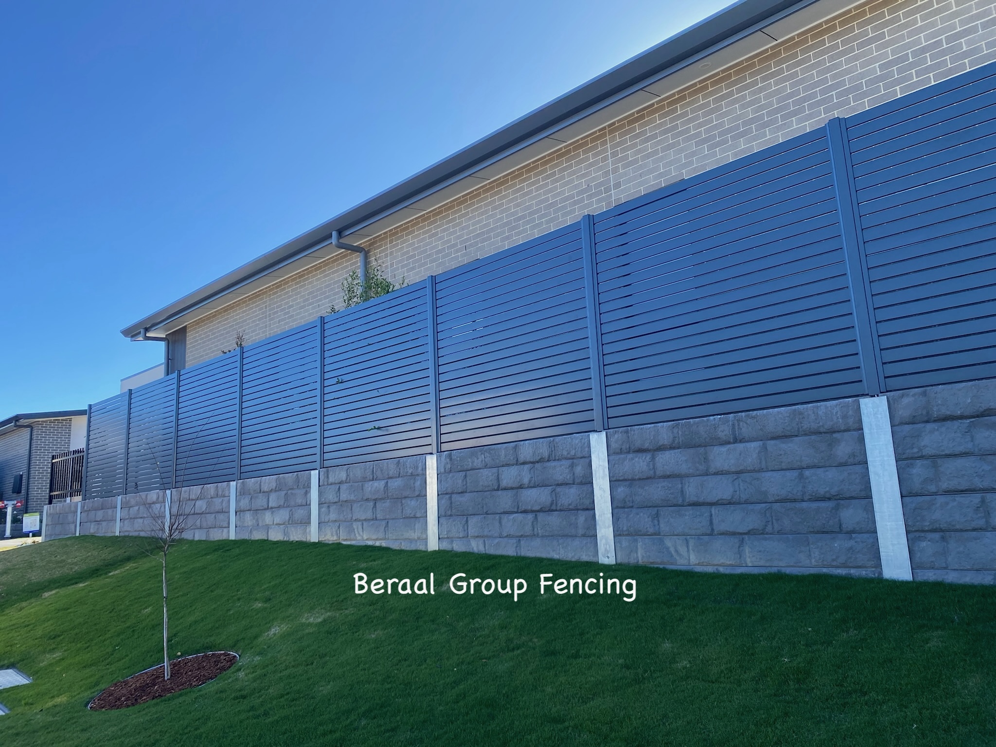 Aluminium slat fence